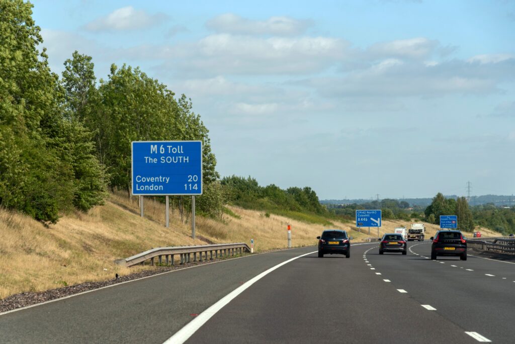 Birmingham England UK. 07.07.2025. De snelweg M6Toll richting het zuiden met lichte verkeersstroom.
Foto: Peter Titmuss/Shutterstock